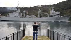 En la imagen, de archivo, el Cantabria saliendo de la ría de Ferrol. 