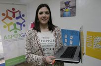 La psic�loga Carla da Rocha, ayer en la sede de Asperga en Vigo, donde ofrecen actividades. 
