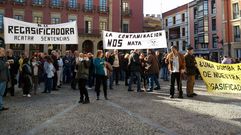Protesta de la plataforma contra la contaminaci�n en la plaza del Ayuntamiento de Gij�n.Protesta de la plataforma contra la contaminaci�n en la plaza del Ayuntamiento de Gij�n 