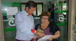 Jos� Mi�ones (PSOE) y Pilar Candocia (Ames Novo) se necesitan para pactar una alternativa al PP. 