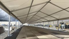 Una carpa de grandes dimensiones instalada en el muelle Poniente del puerto de Ceuta.