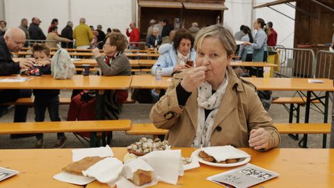 El Concello coloc� mesas bajo una carpa para que el p�blico pudiera degustar c�modamente las especialidades
