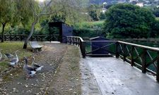 La nueva barandilla de madera delimita el cauce fluvial para garantizar una mayor seguridad en la zona. 