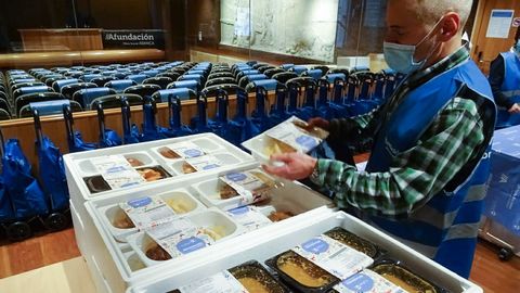 Un empleado repartiendo men�s durante el programa de Navidades