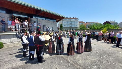 En el atrio de la iglesia, la asociacin Amigos da Pandeireta ofreci una actuacin musical al terminar la procesin