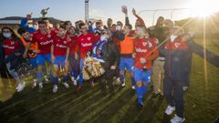 Revive en im�genes el derbi en Fisterra que le dio el campeonato al Berganti�os