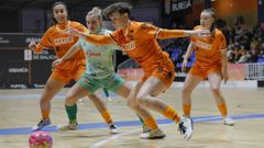 Irene y Lara pelean por un bal�n dividido con �lia en la visita del Poio Pescamar.