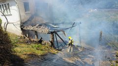 Los bomberos del parque comarcal de Barreiros sofocaron las llamas que destruyeron un alpendre y que amenazaron una vivienda en Lourenz�