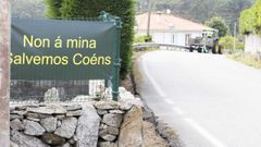 El lugar de Co�ns est� plagado de carteles en contra de la mina de caol�n.