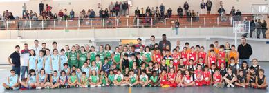 Todos los jugadores de los cuatro clubes que compitieron ayer en el Torneo de baloncesto en Ponteceso hicieron la foto de familia. 