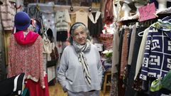 Lourdes Garc�a reabr�a este mes Naftalina, tras unos meses de par�n. La due�a de la tienda �vintage� que m�s tiempo lleva abierta en Santiago (sus inicios se remontan al 2002, aunque cambi� de ubicaci�n y estuvo un tiempo cerrada) dice que �caza tesoros� donde puede y compagina esta actividad por las ma�anas con las clases particulares que imparte por las tardes