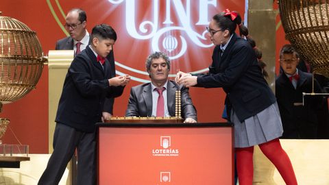 Dos de las ni�os de la residencia de San Ildefonso cantan uno de los premios del Sorteo Extraordinario de la Loter�a
