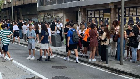 Decenas de j�venes hicieron cola este martes en la plaza Roja para conseguir una entrada para una fiesta que se celebrar� hoy