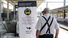 Un usuario observa un cartel que informa del corte de la l�nea de alta velocidad Santiago-Ourense