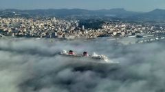 Foto de archivo de un crucero entrando a Vigo entre la niebla el verano pasado.