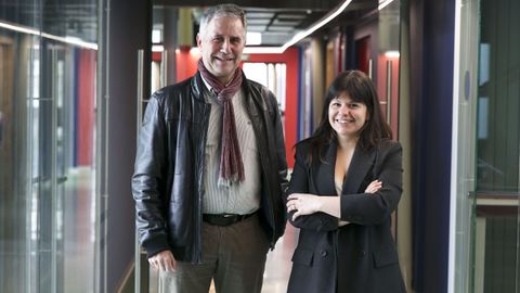 El catedr&aacute;tico de Historia Contempor&aacute;nea Lourenzo Fern&aacute;ndez Prieto y la investigadora Luc&iacute;a Santiago, en la sede del Cispac