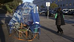 Imagen de las sillas formando una monta�a en Vista Alegre, antes de colocarse para que vecinos y estudiantes se sentaran en ellas para conversar.