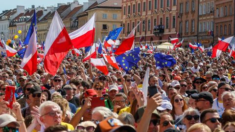 Miles de polacos protestaron este domingo en Varsovia contra el Gobierno conservador bajo el lema una Polonia democrtica y europea.