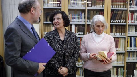 La consejera de Cultura del Principado de Asturias, Berta Pi��n (c), el catedr�tico Lepoldo Tolivar Alas (i) y nieto del propietario del volumen, y la directora de la Biblioteca Ram�n P�rez de Ayala, Milagros Garc�a (d), durante el acto de presentaci�n de una primera edici�n de la obra de Miguel de Unamuno �Del sentimiento tr�gico de la vida�, reci�n reincorporada al �legado Clar�n�, en Oviedo. 
