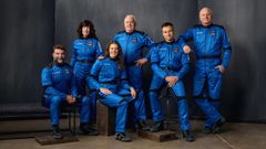  Fotograf�a cedida por Blue Origin del empresario espa�ol Alberto Guti�rrez (2-d) posando junto a el inversor y desarrollador inmobiliario, Alain Fern�ndez (i); la obstetra ginec�loga jubilada, Linda Edwards (2-i); la directora de Operaciones de Lanzamiento de New Shepard, Laura Stiles (3-i); el piloto de helic�ptero y avi�n, Tim Drexler (c); y el expiloto militar, Jim Hendren (d). Guti�rrez form� parte de la tripulaci�n de seis personas de la misi�n NS-38 de Blue Origin, que despeg� y aterriz� con �xito desde el sitio de lanzamiento de la compa��a de Jeff Bezos en Texas. EFE/ Blue Origin 