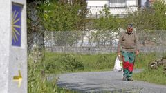 Las pesadas mochilas son sustituidas por las bolsas de la compra de los vecinos
