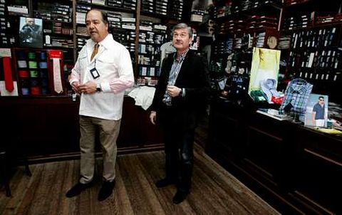 <span lang= es-es >Confecciones Riande</span>. Jorge Riande (a la derecha) es nieto del fundador del comercio de O Toural, Santiago Riande, que abri� el negocio en 1920 y que fue relevado por Jorge Riande (padre).