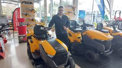 Roberto G�mez junto al cortac�sped con bater�a el�ctrica