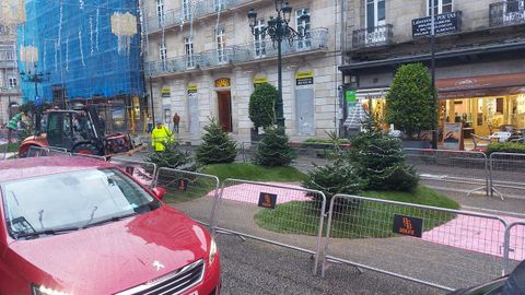 Los obreros se afanaban en otro set en la zona de Policarpo Sanz ayer por la tarde