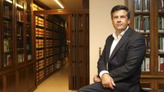 Francisco Rabu�al, en la magn�fica biblioteca del Colegio de Abogados de Santiago