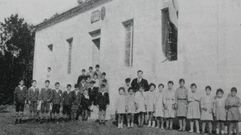 Imagen antigua de la escuela de Estorde, en Cee