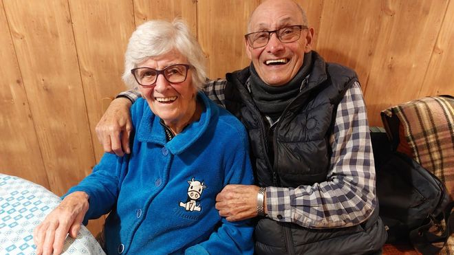 Felix Grande posa con su mujer, Josefa Pena, en su casa dela Vila de Bares