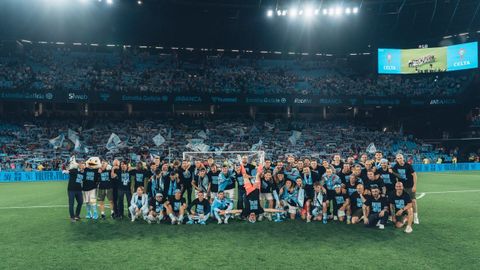 Foto de familia de jugadores y cuerpo t�cnico del Celta tras la clasificaci�n para la Europa League.