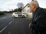 Manuel Carnero, un vecino cuya casa (al fondo) sufri� m�ltiples choques de veh�culos. 
