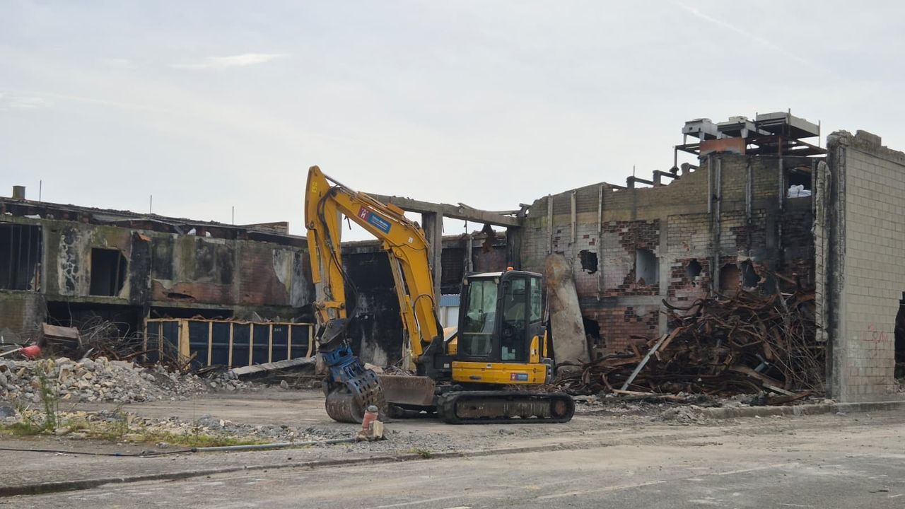 Derriban la nave de Profand en Sada dañada por un incendio