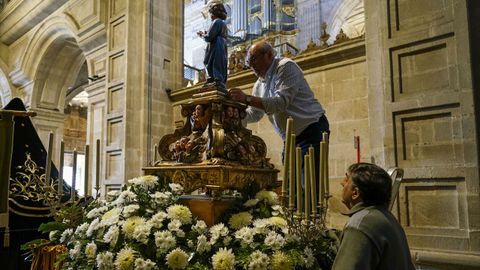 As� se preparan los pasos de Semana Santa en Celanova.