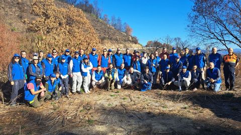 Foto de familia de los voluntarios que participaron en la iniciativa en Manzaneda
