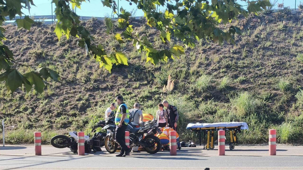 Un herido grave tras un choque en Oroso con tres motocicletas implicadas