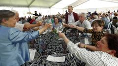 Celebraci�n comida tercera edad en Porto do Son 2022