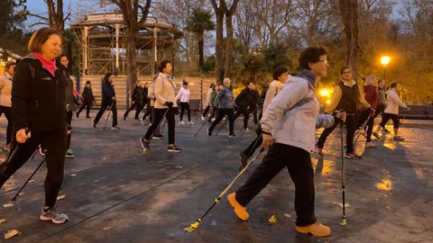Las asistentes al taller de marcha nórdica practican lo aprendido