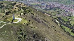 El Cristo del monte Naranco y, al fondo, parte de la ciudad de Oviedo