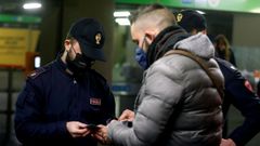 La polic�a italiana, pidiendo el pase covid en el metro de Mil�n