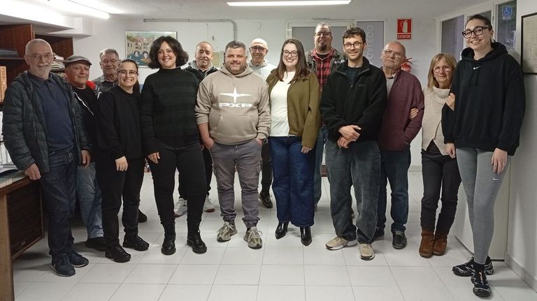 <span lang= gl >Carmen Mari�o Caneiro, no centro da imaxe, entre Juan Ram�n Mart�nez Castro, que renuncia como concelleiro, e Severino Salgueiro Fern�ndez, que tam�n forma parte do grupo municipal do BNG que encabeza como voceira Iria Cotelo Coci�a</span>