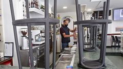 Una barra clausurada por las nuevas restricciones del covid-19