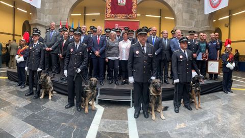 Foto de familia de la celebraci�n de la Fiesta de la Polic�a Local de Gij�n