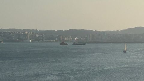 El buque de rescate Mar�a Pita junto al buque mercante Wilson Plymouth este martes al lado del dique