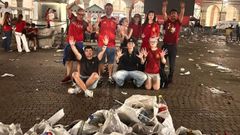 Iria y sus amigos decidieron recoger la basura del suelo de Mar�a Pita tras la final entre Espa�a y Argentina