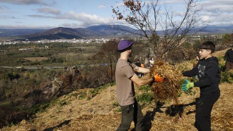 Alumnos de Vern y Xinzo participaron en la salida al monte.