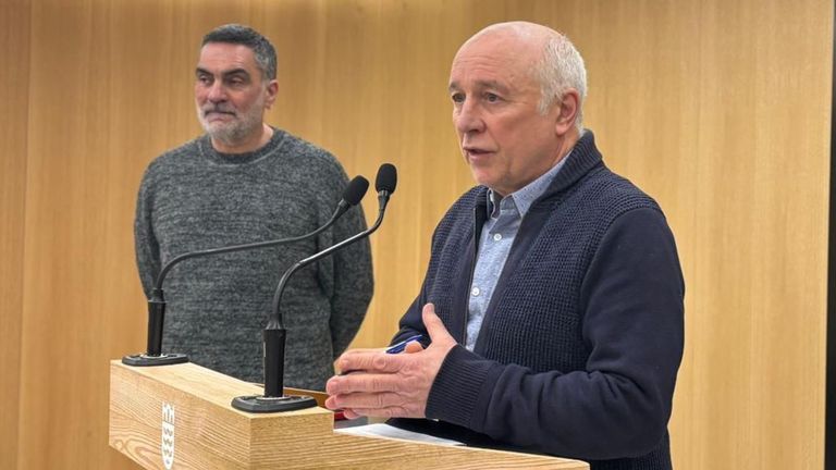 O concelleiro de Cultura de Pontevedra, Demetrio G�mez, e o escritor Manuel Lourenzo presentaron as d�as iniciativas literarias