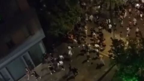 Un centenar de j�venes lanzaron huevos y harina a una residencia de Valencia