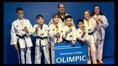 Taekuondistas do ximnasio Olimpic de Vilagarc�a acompa�ados polo seu adestrador e coas s�as medallas no Campionato Internacional Cidade de Ribeira.